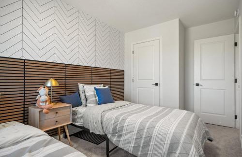 Keith House | Brand New Cozy2BR House NW Calgary DT Banff Sleep4