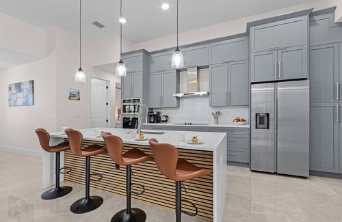 Trafalgar House | BRAND NEW! Experience Luxury, Canal views, Heated Pool - Villa Sojourner Sanctuary -Roelens