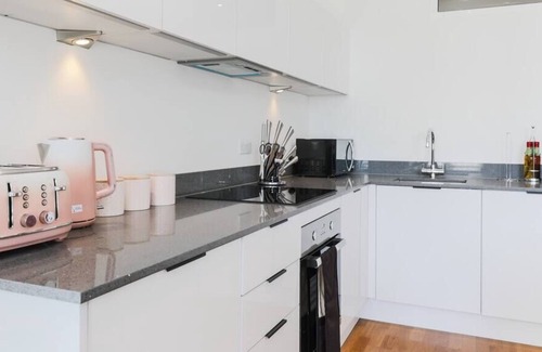 Staines Condo | ★BRAND NEW★ Gorgeous Modern Flat in Town Centre - Hassle-Free!