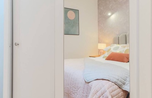 Staines Condo | ★BRAND NEW★ Gorgeous Modern Flat in Town Centre - Hassle-Free!