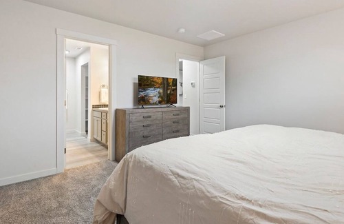 Kuna House | Brand New Home! Sleeps up to 8! Purple mattresses!