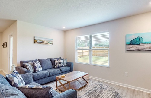 Northwest Pensacola House | Brand-New Home with a Large Yard, Grill, Kitchen