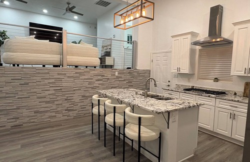 Northwest Heights Bed & Breakfast | Brand new house in the Palisades hills with city and Mountain Views