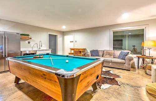 Berry Hill House | Brand New Large Luxury Home w Hot tub & Game Room!