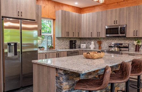 Chalet Village Cabin | Brand New Luxury 3/3.5 Cabin Great Mountain Views, Hot Tub, Ober Gatlinburg Ski