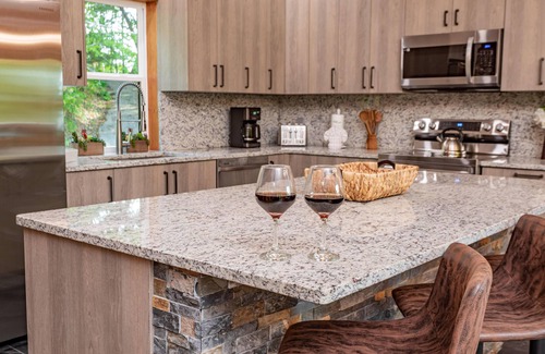 Chalet Village Cabin | Brand New Luxury 3/3.5 Cabin Great Mountain Views, Hot Tub, Ober Gatlinburg Ski