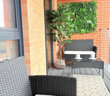 Uxbridge North Apartment | Brand-New Luxury Apartment Terrace - Opposite Piccadilly Line - 1-8 Guests