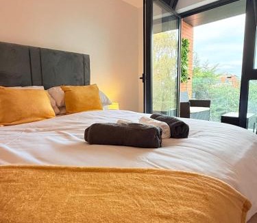 Uxbridge North Apartment | Brand-New Luxury Apartment Terrace - Opposite Piccadilly Line - 1-8 Guests