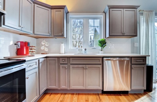 The Hill Apartment | Brand New Modern Apartment! Near Yale, AC + Parking.