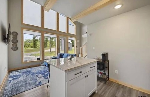 Tyler Cabin | BRAND NEW modern luxury cabin! Kreekside Tipi.