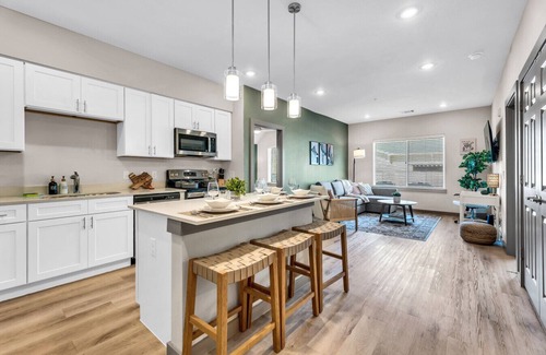 Lacy-Lakeview Apartment | Brand New, Pool, Gym, Mins to DT Waco, BU | TZ1