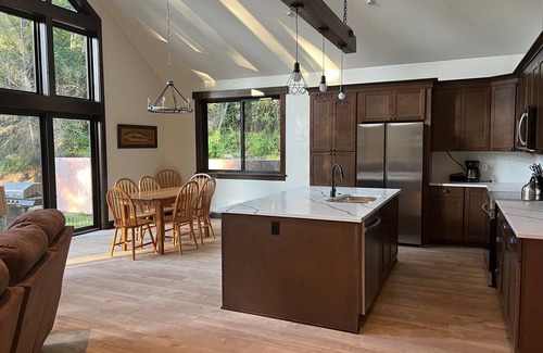 Coram Cabin | Brand New Prospector's Cabin with Hot-tub