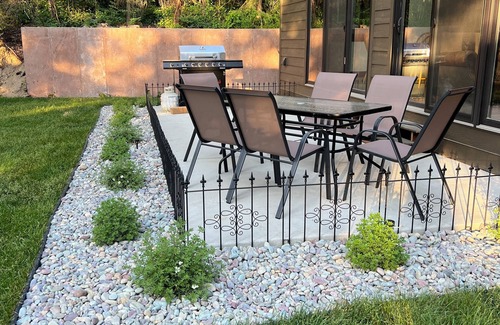 Coram Cabin | Brand New Prospector's Cabin with Hot-tub