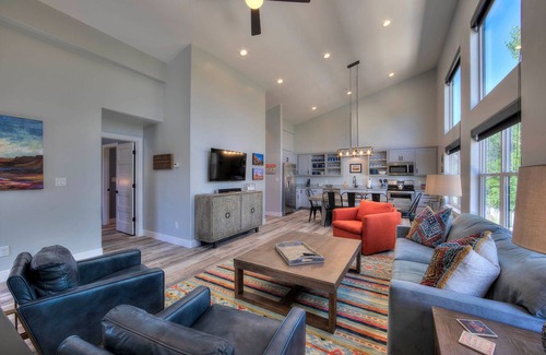 Moab House | Brand New Right Downtown. Walk to restaurants & shops.