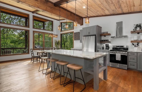 Williamstown Cabin | Brand New Rustic-Modern Retreat! Hot Tub, Fireplaces & Expansive Deck, Game Room