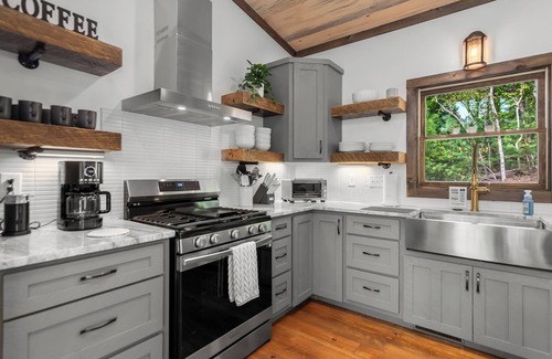 Williamstown Cabin | Brand New Rustic-Modern Retreat! Hot Tub, Fireplaces & Expansive Deck, Game Room