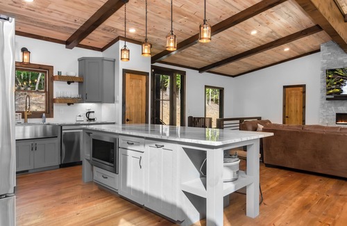Williamstown Cabin | Brand New Rustic-Modern Retreat! Hot Tub, Fireplaces & Expansive Deck, Game Room