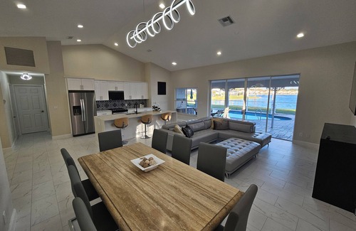 Naples House | Brand New! Spacious Elegant Home with Heated Pool, BBQ and Amazing Lake Views