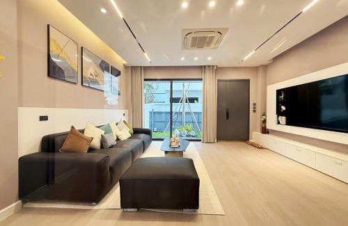 Wat Ket Villa | Brand new ultra-luxurious single pool villa resort homestay 4 bedrooms 5 bathrooms modern style decoration near Changkang Road, Chiang Mai Old City