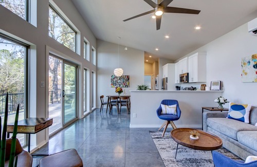 Mid America House | BRAND NEW 2/2 hilltop Hideaway w/lrg deck/hot tub/outdoor fire pit & game room!