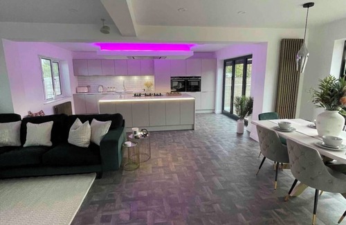 Worcester House | Branksome 4-House Sleeps 8 with Hot Tub & Parking