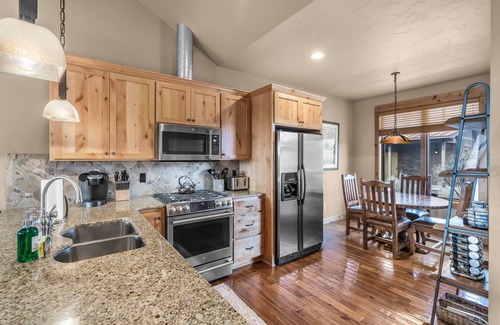 Powell Butte Cabin | Brasada Ranch | 2 Full Suites | On Golf Course