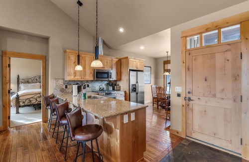 Powell Butte Cabin | Brasada Ranch | 2 Full Suites | On Golf Course