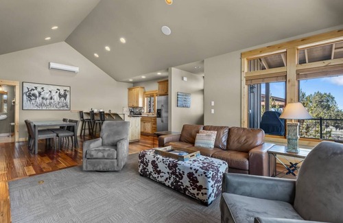 Powell Butte Cabin | Brasada Ranch | 4 King Suites | Mtn & Golf Views