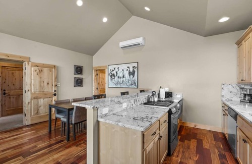 Powell Butte Cabin | Brasada Ranch | 4 King Suites | Mtn & Golf Views