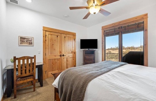 Powell Butte Cabin | Brasada Ranch Cabin: Hot Tub with Mountain & Golf Views, 2 King Suites