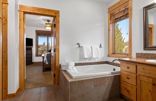 Powell Butte Cabin | Brasada Ranch Cabin: Hot Tub with Mountain & Golf Views, 2 King Suites