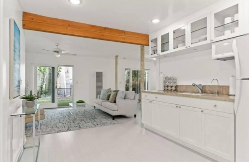 Ventura House | Breakers by the Beach - 1 minute walk to beach
