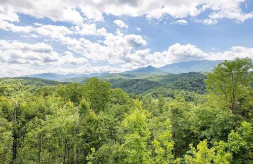 Gatlinburg Ski Chalet | Breath Taking Sunrise Views - Resort Amenities