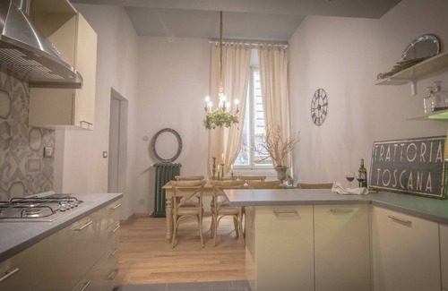 Duomo Apartment | Breathtaking 4BD Apt 5min Walk to Duomo