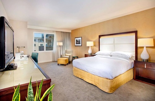 Carlsbad Hotel | Breathtaking Coastal Views! Pet-friendly, Onsite Swimming Pool and Parking!