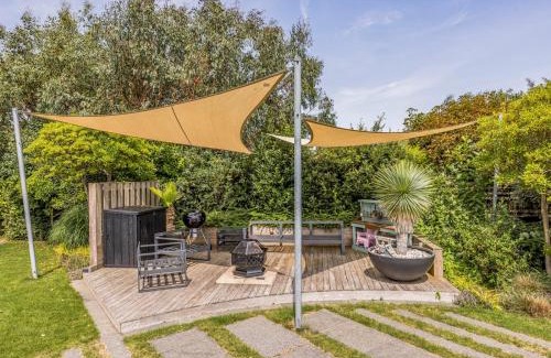 South Hayling House | Breathtaking Home with Parking Pass the Keys