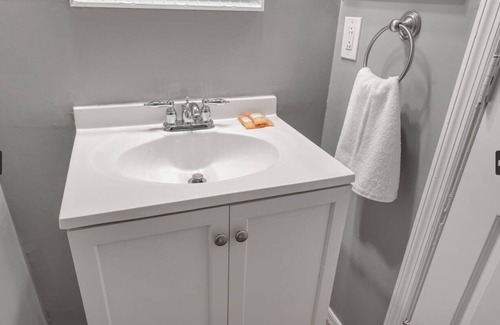 Shaw House | Breathtaking Unit in Shaw, 8 Queen beds - 2w