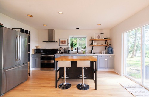 Mayne Island Cabin | Breathtaking views located on 1 acre of west coast wilderness