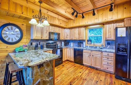 Maggie Valley Cabin | Breathtaking Views! Fast WiFi, Pool Table, Hot Tub, lvl 2 EV Charger, Fire Pit!