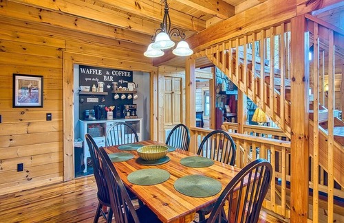 Maggie Valley Cabin | Breathtaking Views! Fast WiFi, Pool Table, Hot Tub, lvl 2 EV Charger, Fire Pit!