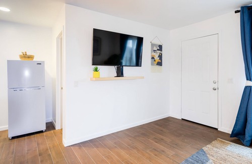 Desert Hot Springs Apartment | Breezy-2BR-Gated Unit w Kitchenette