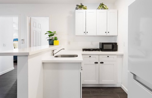 Desert Hot Springs Apartment | Breezy-2BR-Gated Unit w Kitchenette
