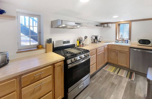 Town of Marbletown Cabin | Breezy Hill 3BR Modern & Quiet Home in Catskills