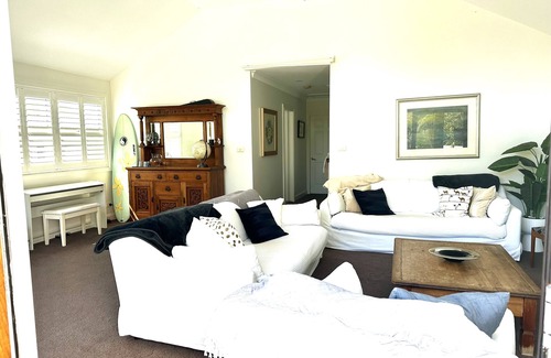 Freshwater House | Breezy, Light-filled Summer House. Walk to 2 Beaches. City busses at your door.