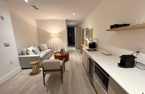 The Roads Condo | Brickell Apt: Rooftop Pool, Stunning City Views, Modern, Spacious, Walk to Shops
