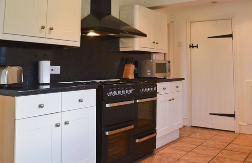 Ashby Woulds Cottage | Bridge House is an attractive property with a four poster bed, electric woodburner and a hot tub.