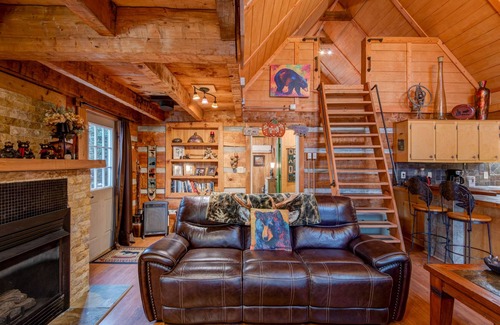 Valle Crucis Cabin | Bridgepoint Cabin: Walk to Watauga River, hot tub, play in the yard!