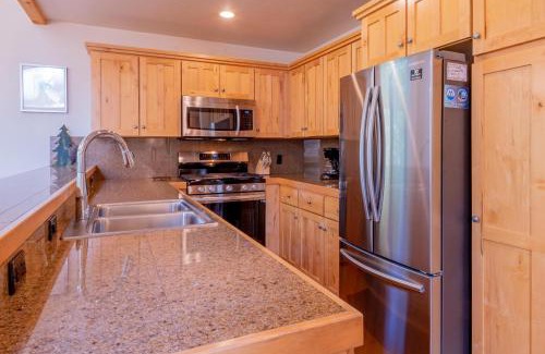 Ketchum House | Bridgepoint Condo 08