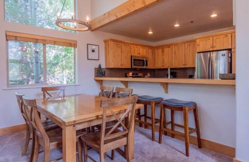Ketchum House | Bridgepoint Condo 08