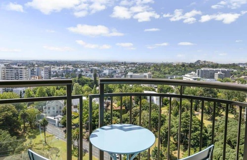 Auckland Central Business District Apartment | Bright 1 Bedroom Beauty with Balcony Zodiak Stays